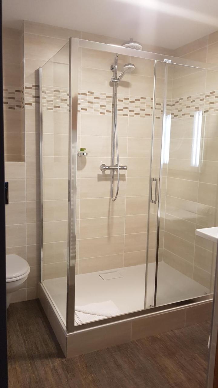 Logis Hotel Le Tisseur Des Saveurs Panissieres Luaran gambar